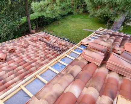 Chantier de toiture en tuile terre cuite Edilians