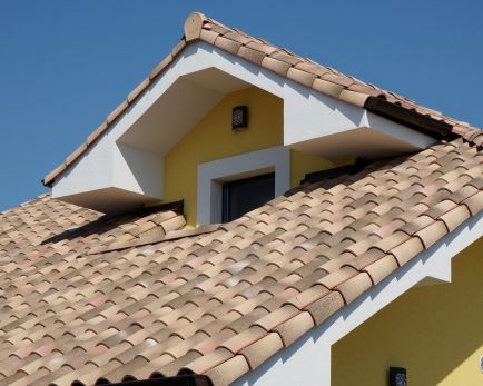 Réalisation de toiture avec de la tuile Plein Sud Gelis Edilians