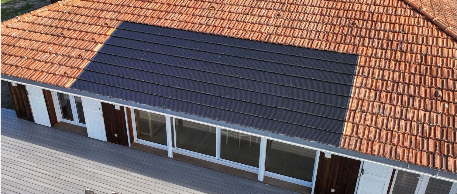 Réalisation de toiture avec de la tuile Solaire Max Edilians