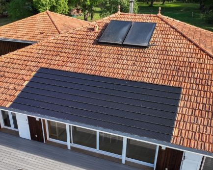 Réalisation de toiture avec de la tuile Solaire Max Edilians